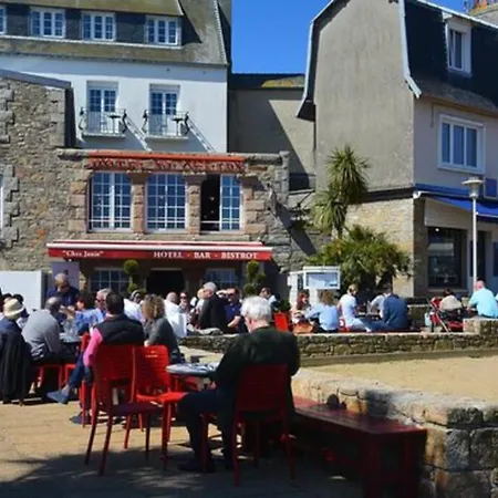Kermaravel, Le Petit Manoir En Bord De Mer. *